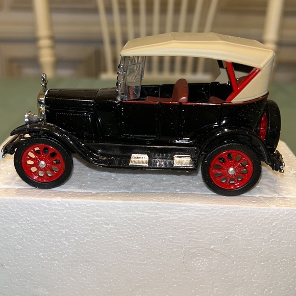 National Motor Museum Mint Golden Age of Ford 1927 Model T Touring Car- NEW - Picture 2 of 7